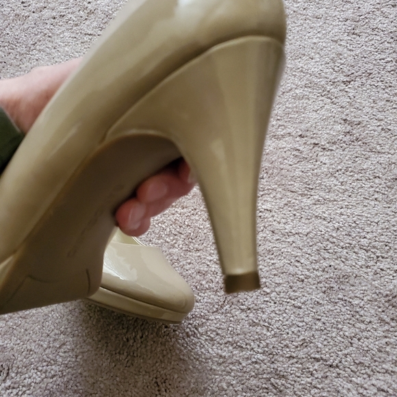 Beige Shiny Bandolino - Picture 5 of 6